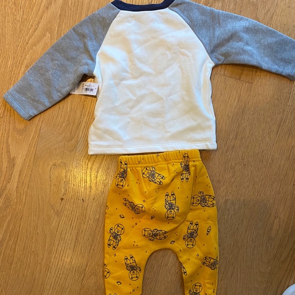 Old Navy sweatsuit - 6-12 months - Picture 3 of 3